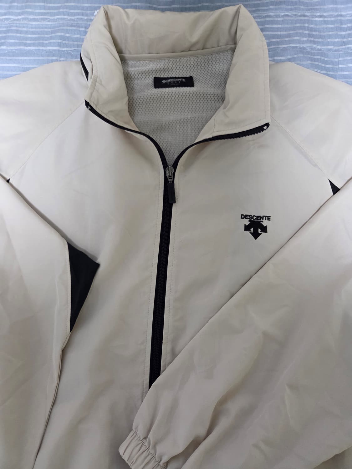 데상트 아이보리 후들후들 바람막이 상품이미지2