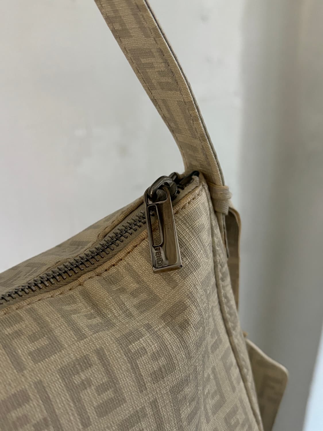 Fendi 펜디 아이보리 FF 로고 미니 캔버스 숄더백 상품이미지4