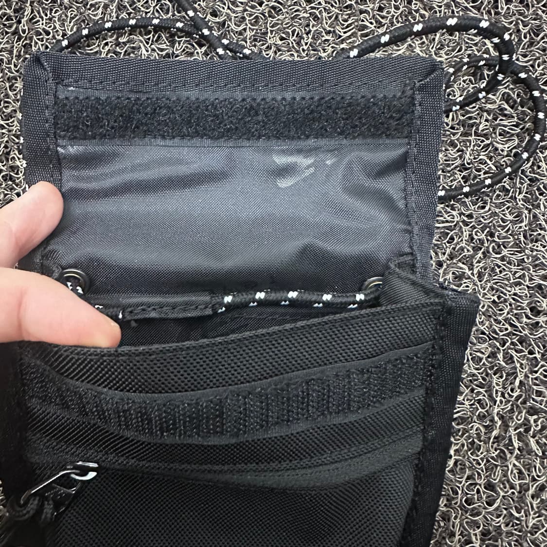 뉴발란스 미니 크로스백 가방 블랙 상품이미지6