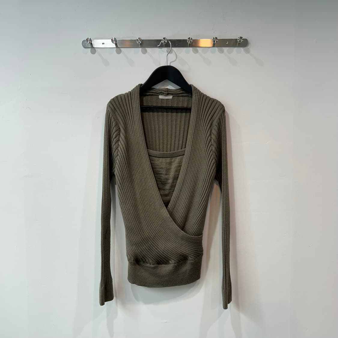 카키 랩 디테일 니트 상품이미지3