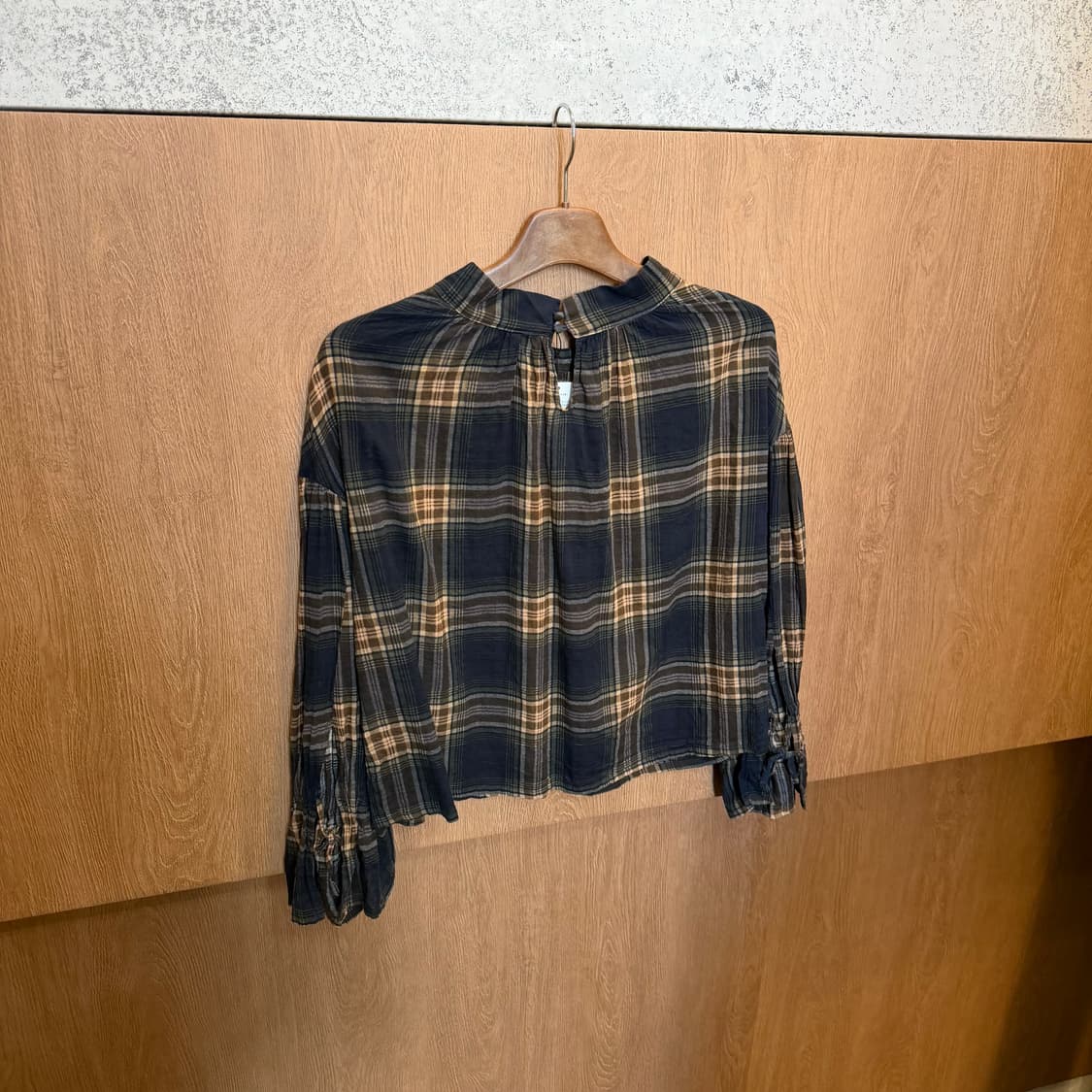 빈티지 체크 블라우스 스탠드넥 밴딩 커프스 디테일 루즈핏 네이비 상품이미지2