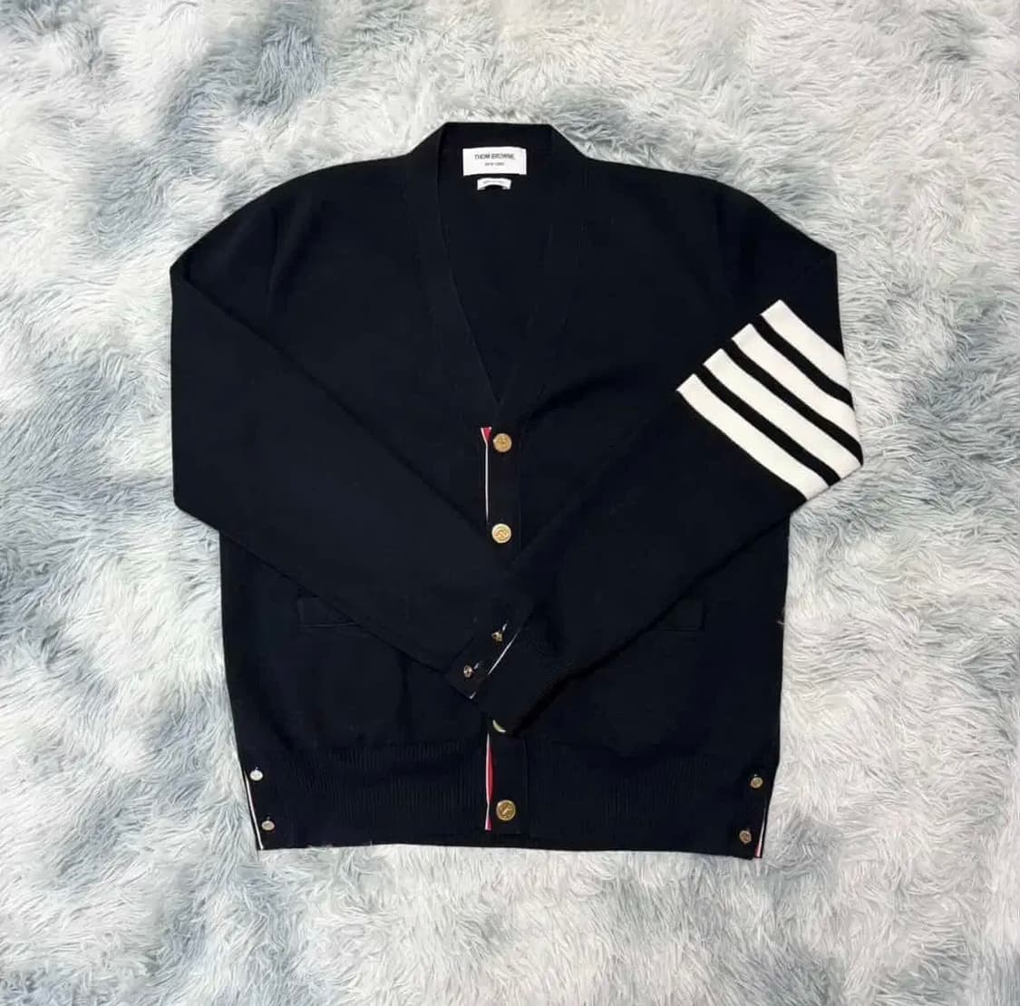 톰브라운 가디건 구합니다 상품이미지1
