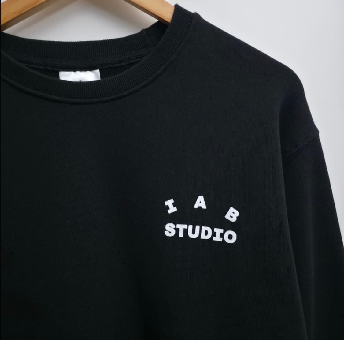 아이앱 스튜디오 맨투맨 블랙 상품이미지6