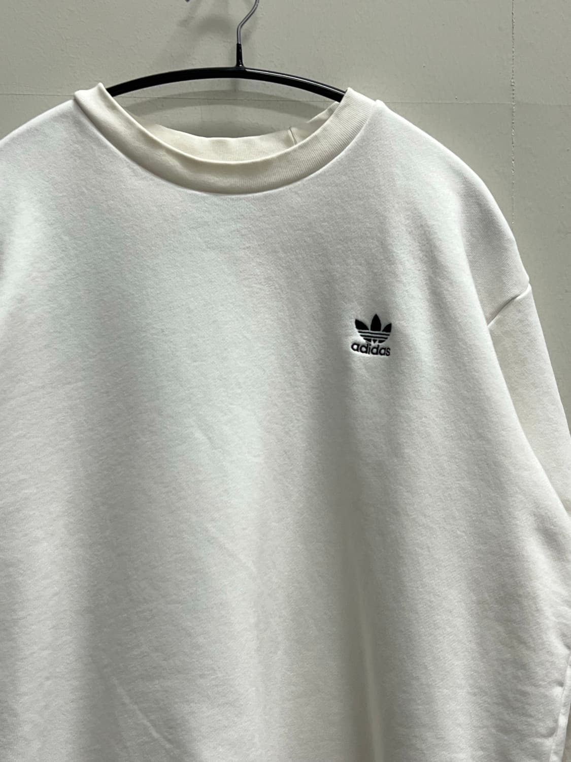 아디다스 스몰 자수로고 맨투맨 화이트 상품이미지3