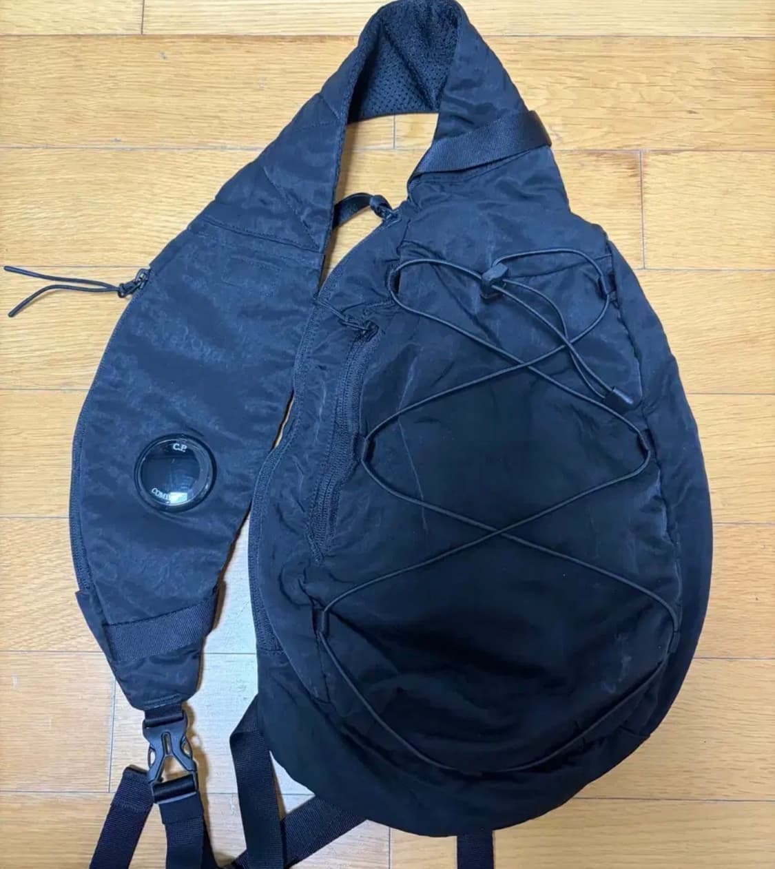 CP 컴퍼니 블랙 렌즈 크로스백  상품이미지3