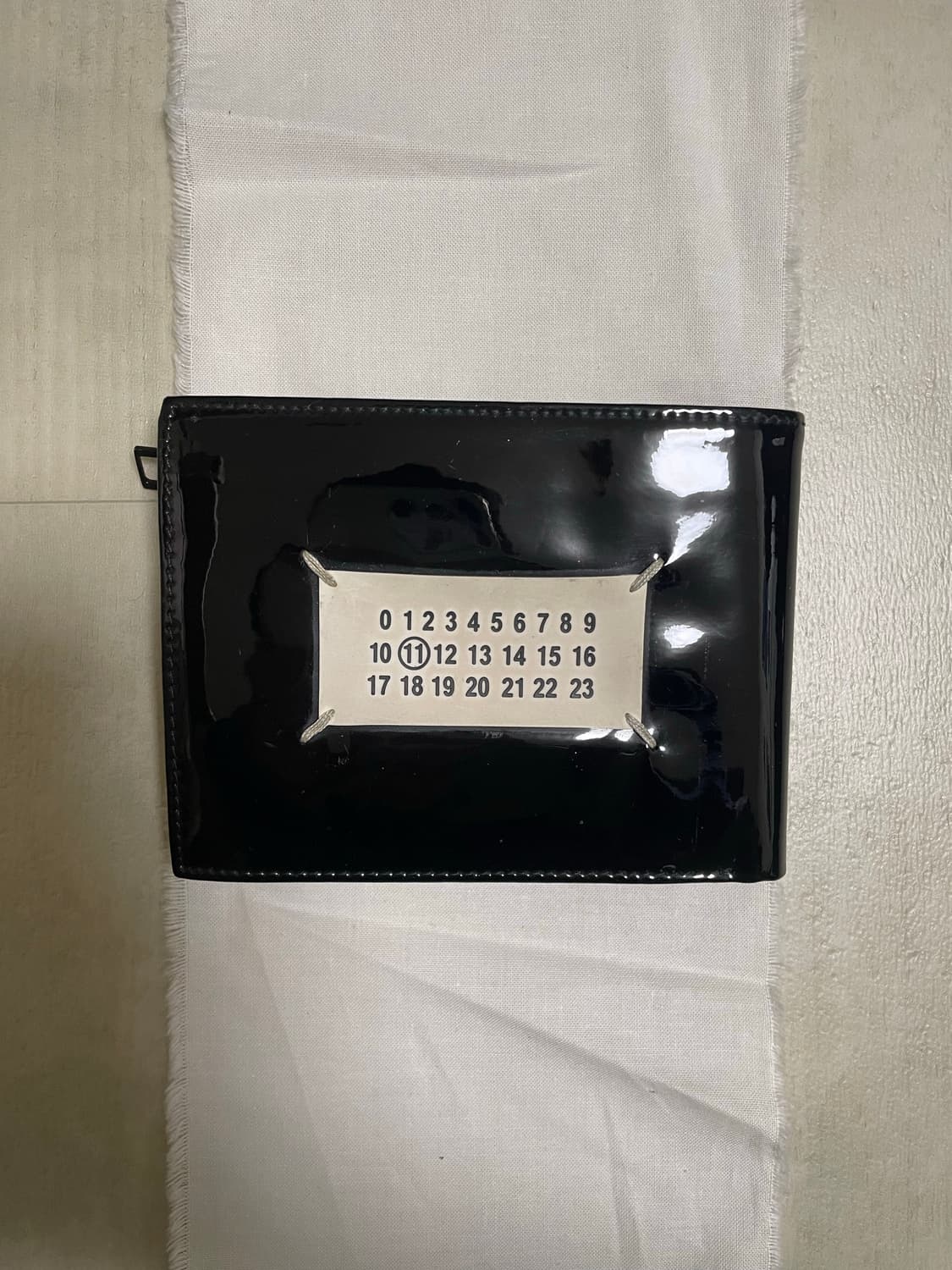 마르지엘라 11 에디션 레드 블랙 3단 반지갑 상품이미지2