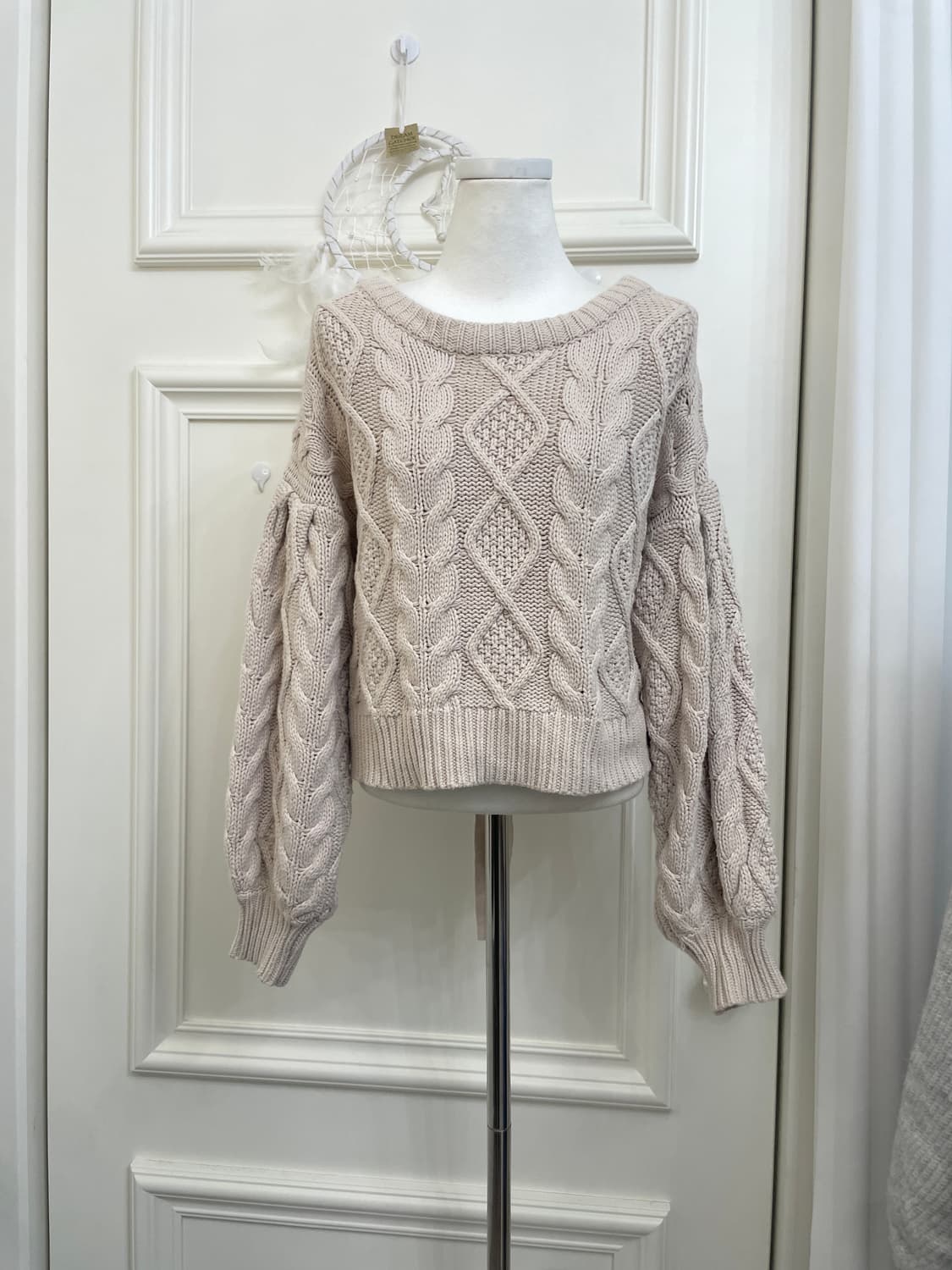 pink ivory twist back bow crop sweater 상품이미지1