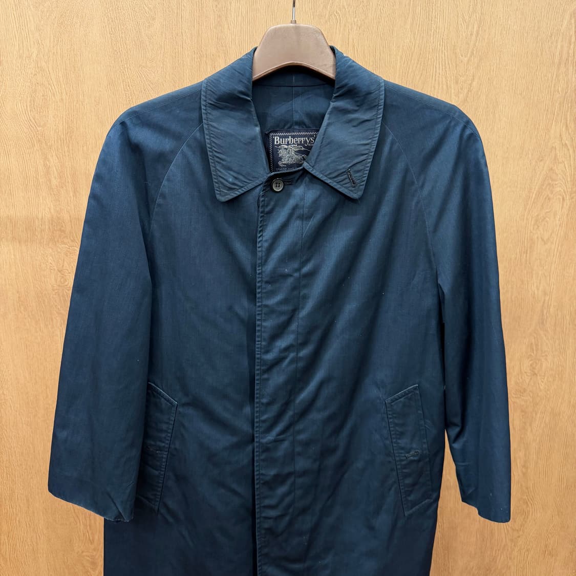 버버리 싱글 브레스트 맥 코트 레글런 슬리브 히든 버튼 디테일 네이비 상품이미지4