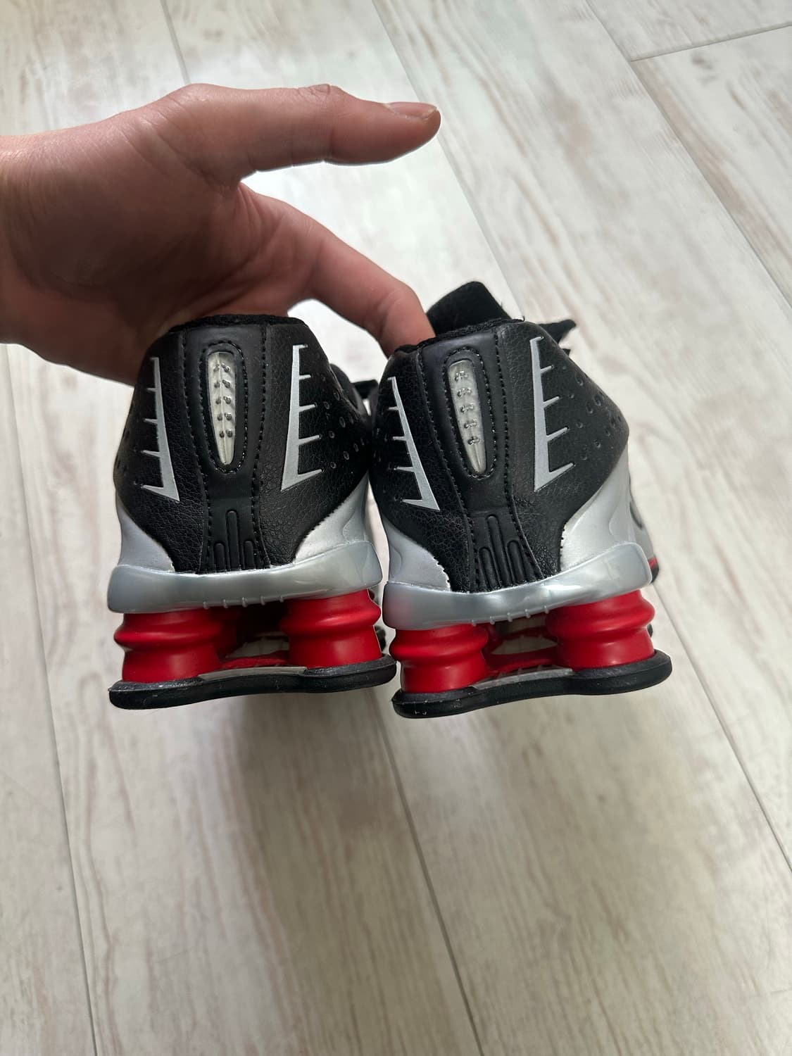 나이키 샥스 R4 메탈릭 실버 레드 260(8US) 상품이미지3