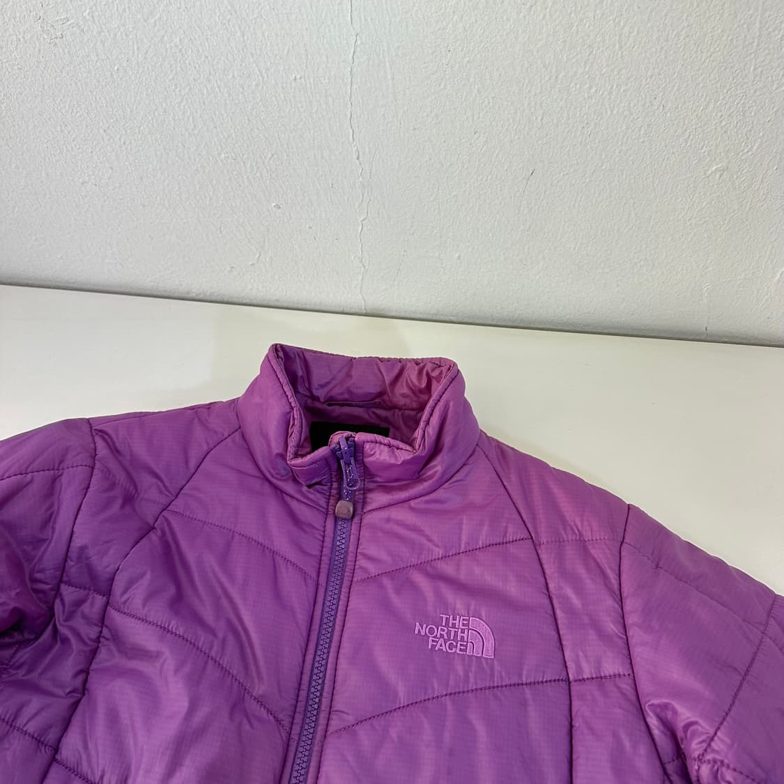 우먼M 노스페이스 퍼플핑크 밑단고무줄 EXCELLOFT 경량패딩점퍼 상품이미지4