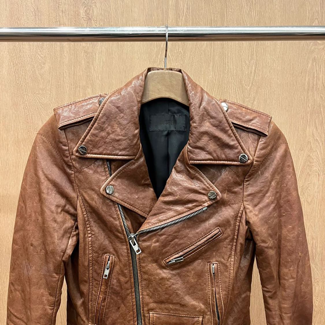 시스템 레더자켓 견장 허리 스트랩 지퍼 커프스 디테일 슬림핏 브라운 상품이미지4