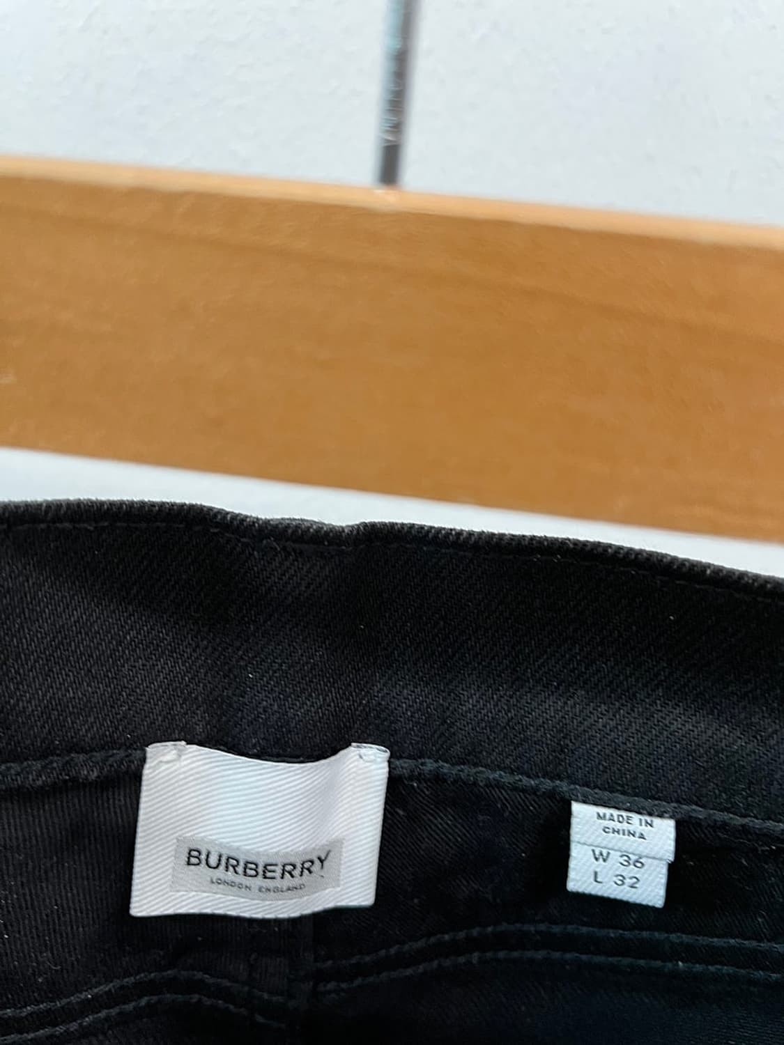 37) 버버리 신형 스판 블랙진  상품이미지4