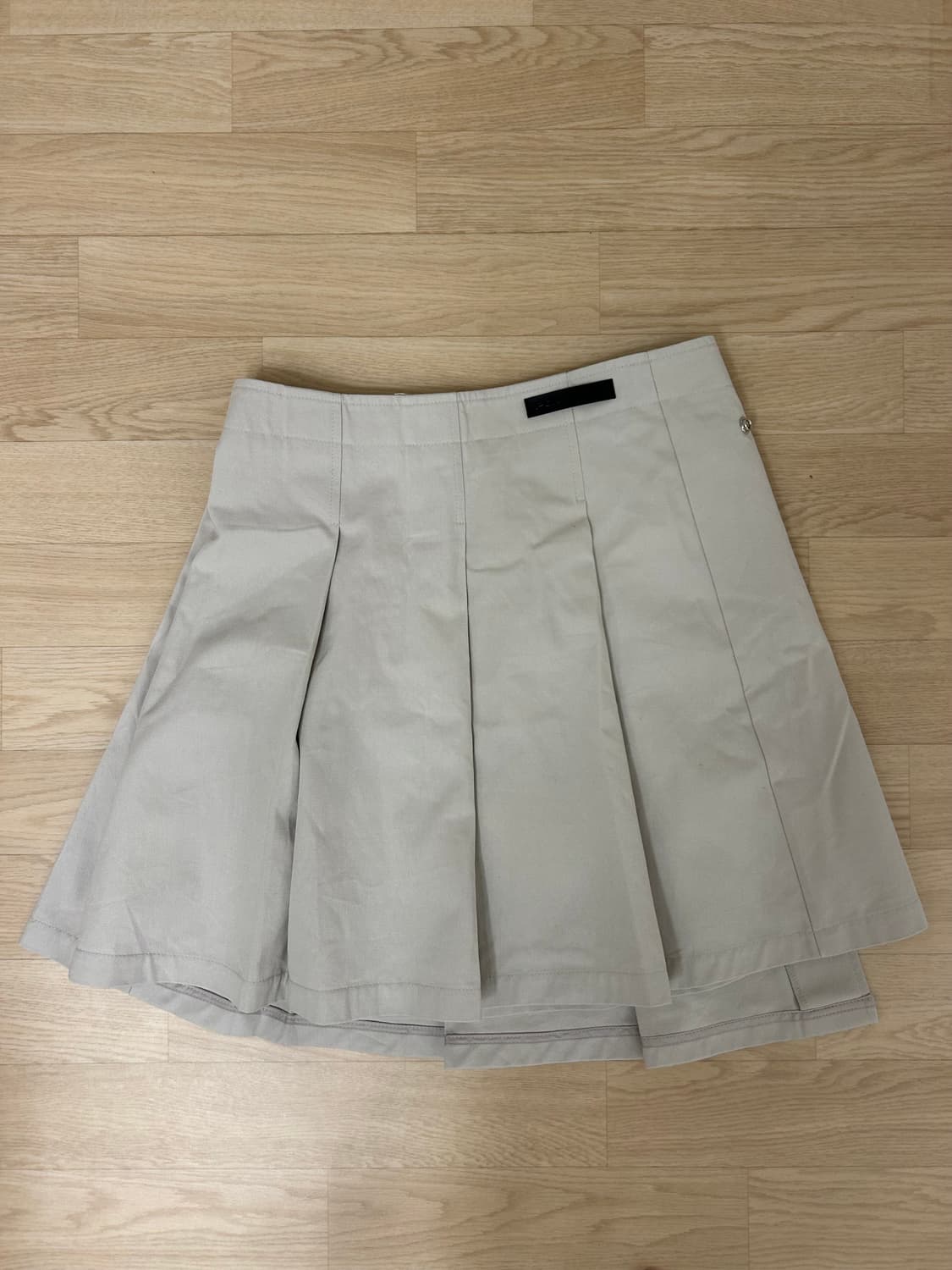 포르테나 SNAP WRAP SOLID PLEATS SKIRT-BEIGE 상품이미지2