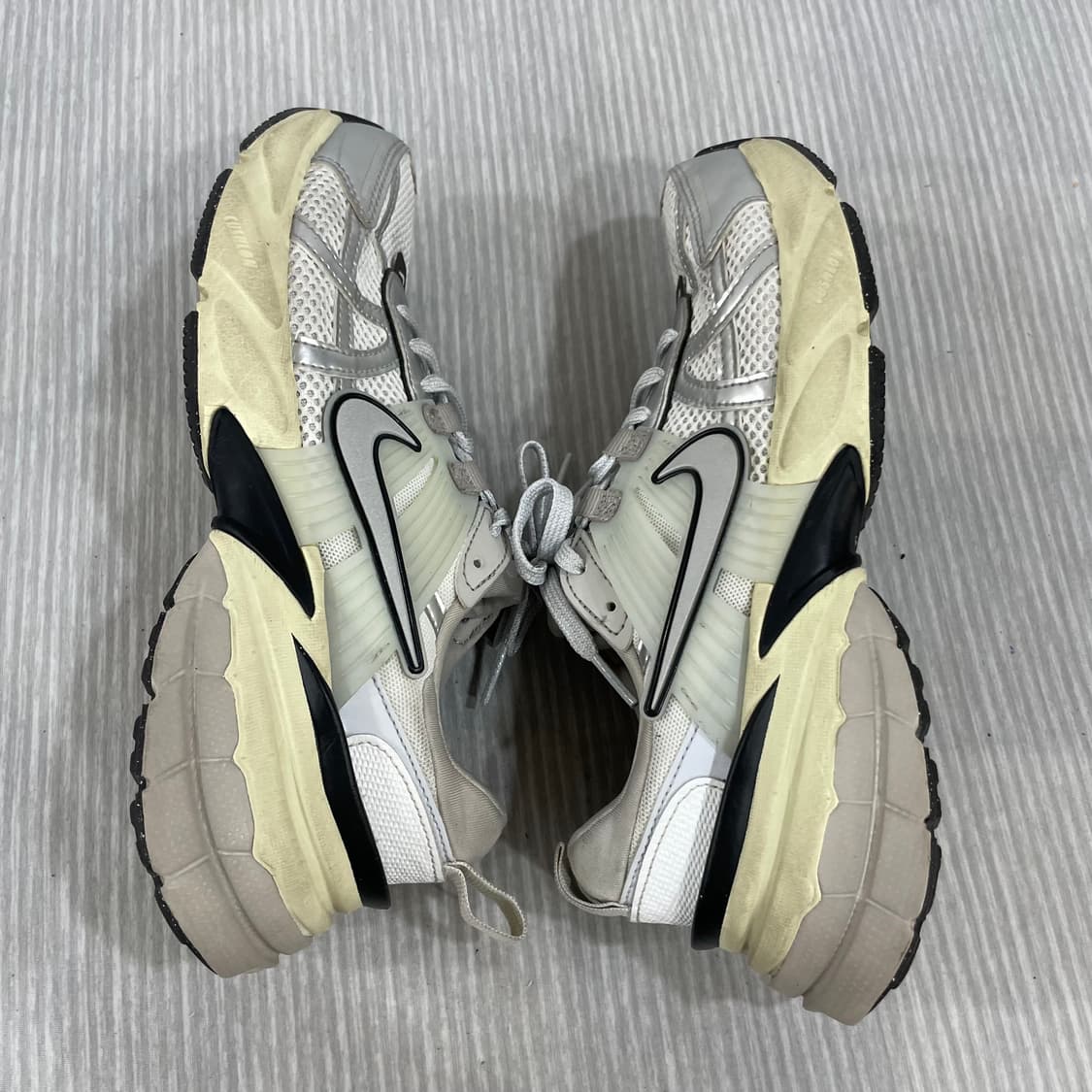 924) ) 나이키 V2K 런 서밋 화이트 메탈릭 실버 240mm 상품이미지6