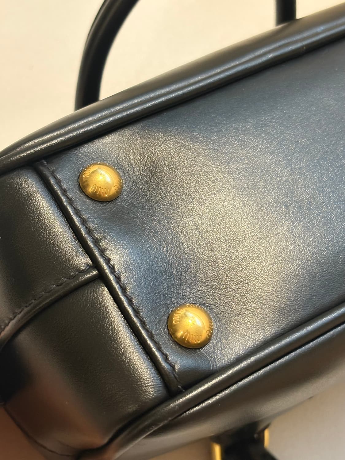 미우미우 아르카디 스몰 도트백 볼링백 상품이미지5