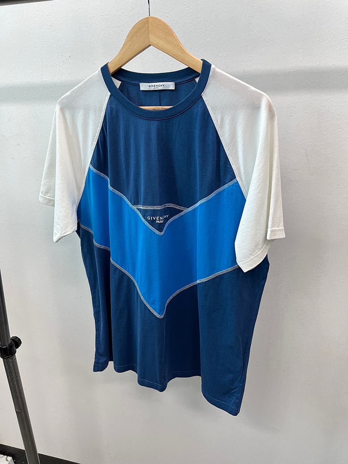 100) 지방시 신형 라운드티  상품이미지1