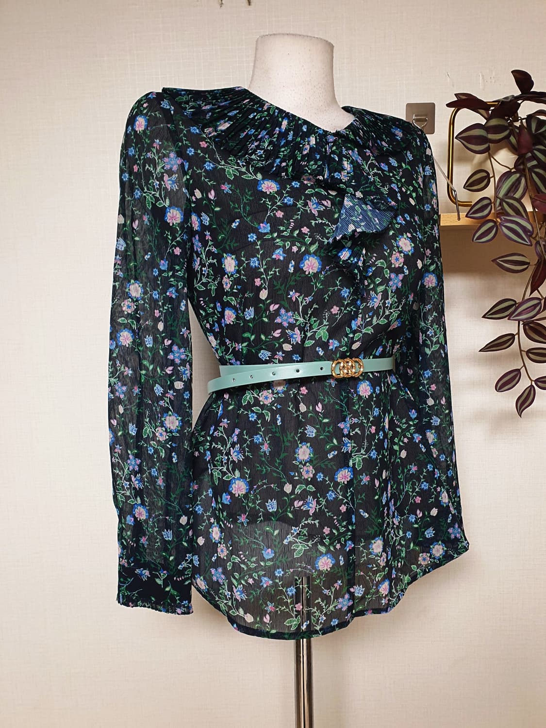 ENC 플리츠 블라우스 플라워 55 네이비 상품이미지9