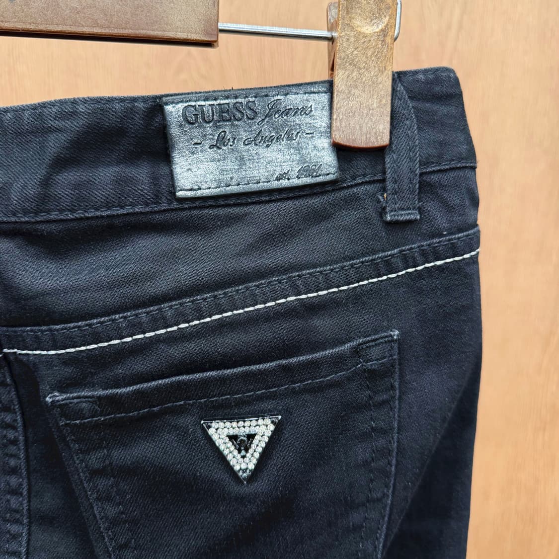 게스 진스 코튼 미니 스커트 로고 레터링 자수 큐빅 장식 H라인 블랙 상품이미지6