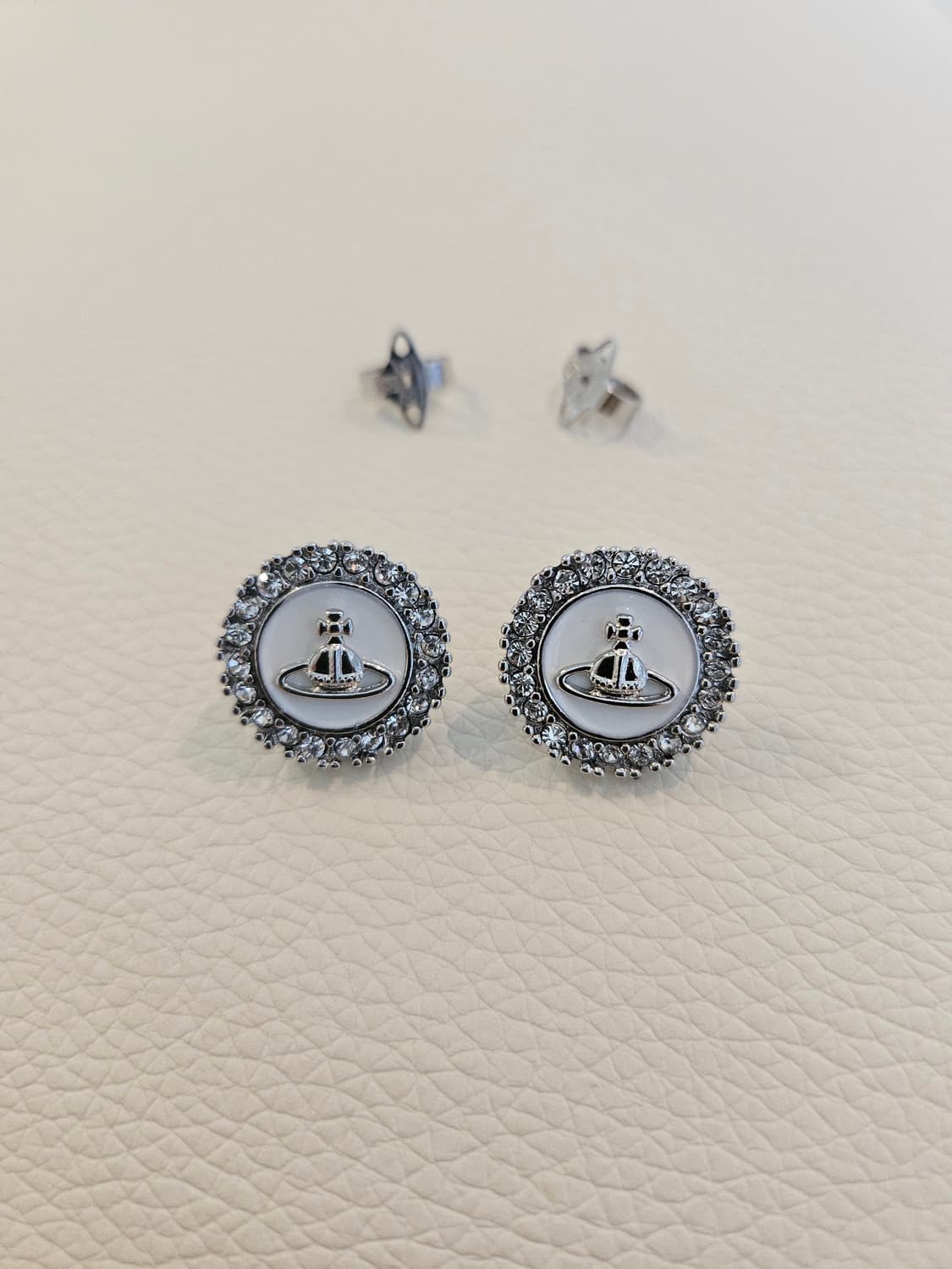 비비안웨스트우드 업사이클링 화이트 단추 귀걸이 상품이미지3