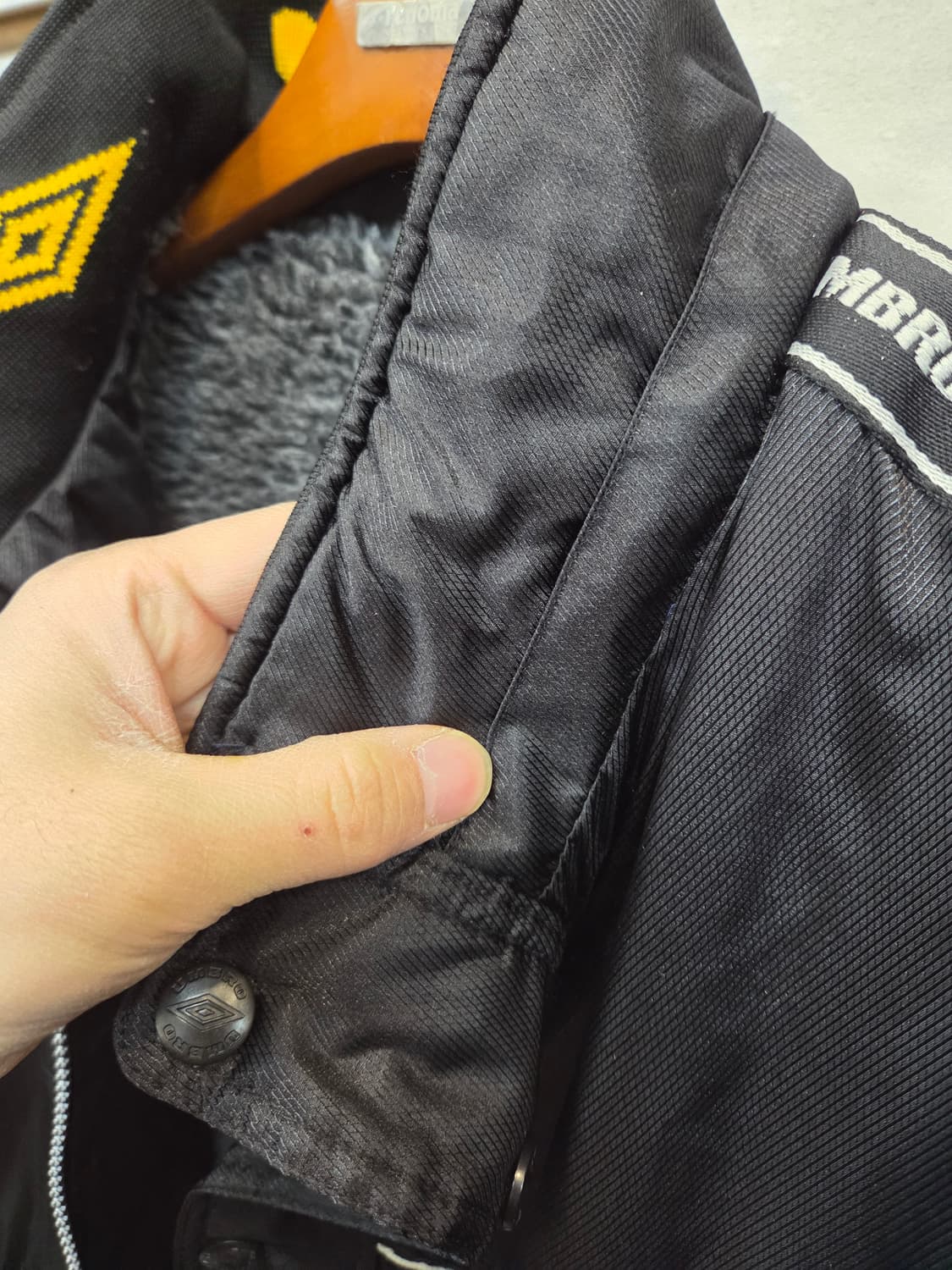 엄브로 올드스쿨 테이프로고 빅로고 셰르파 패디드 벤치자켓 L 상품이미지9