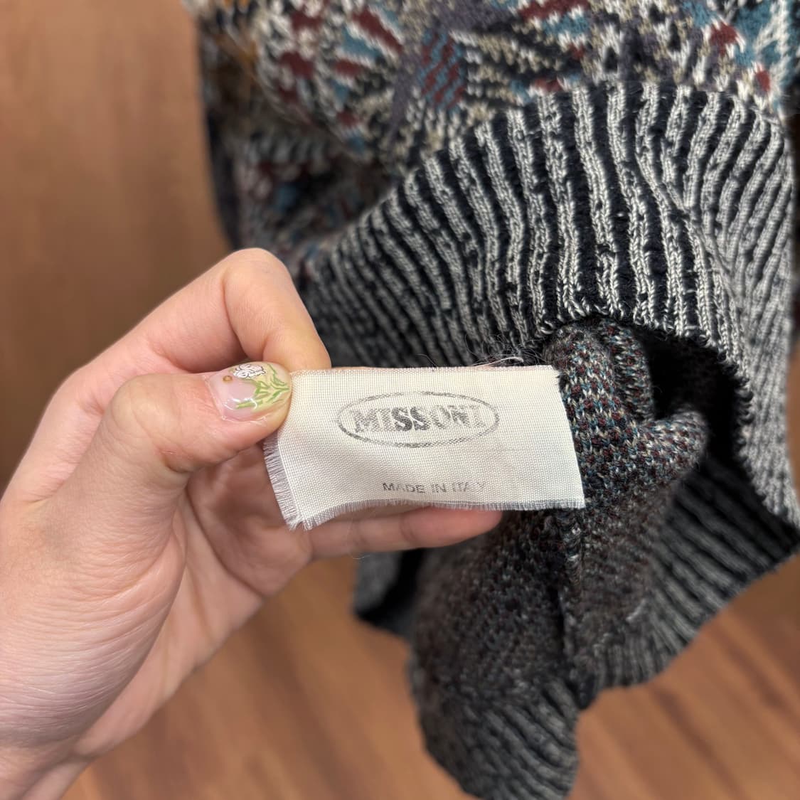 미쏘니 라운드넥 긴팔 니트 자카드 아트워크 패턴 디테일 레귤러핏 차콜 상품이미지7