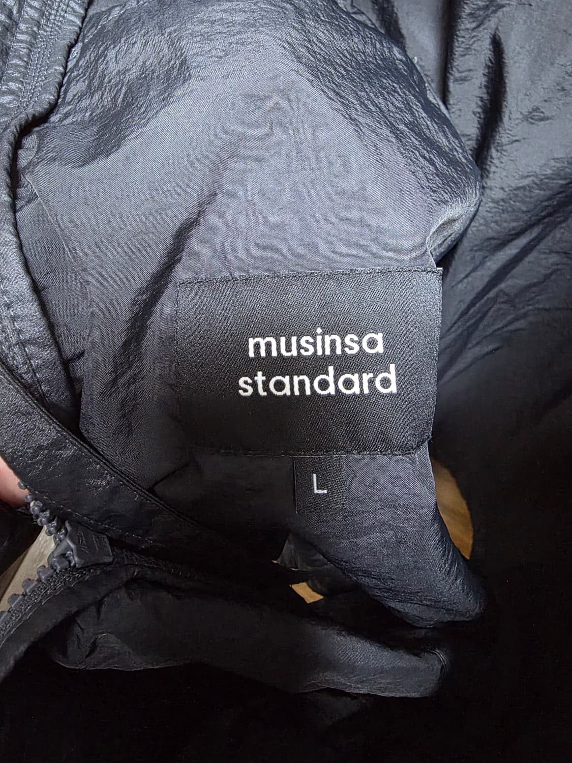 무신사스탠다드 글로시 바람막이 상품이미지3