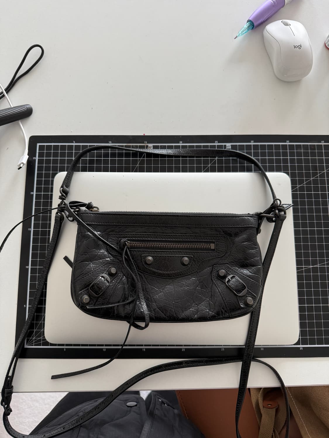 정품 발렌시아가 45% 할인가 르 시티 파우치 온 스트랩 (미니백) 상품이미지9