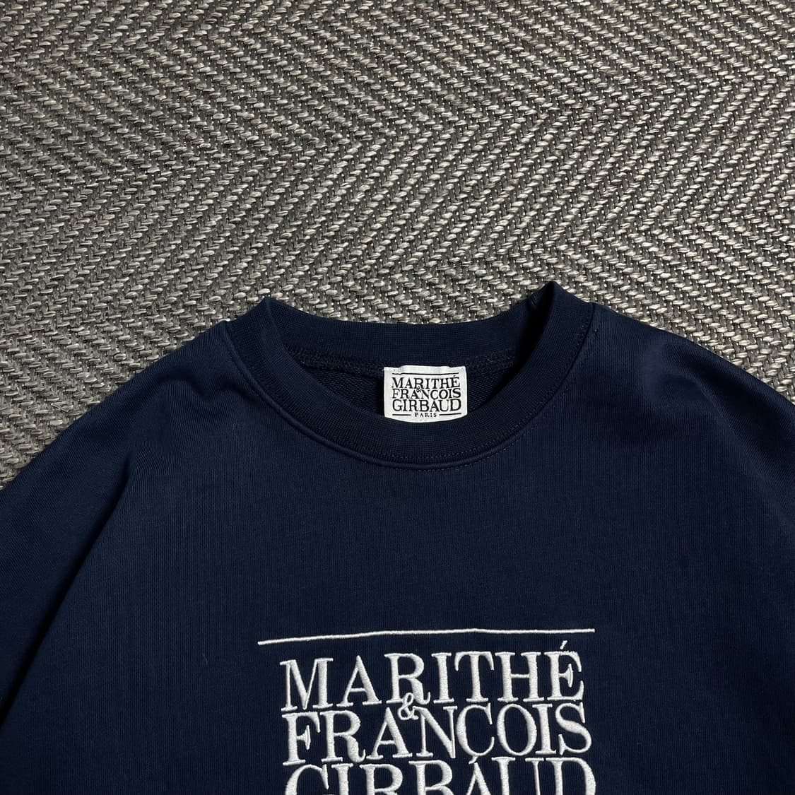 마리떼 프랑소와 저버 자수 빅로고 크롭 맨투맨 네이비y 5133 상품이미지4