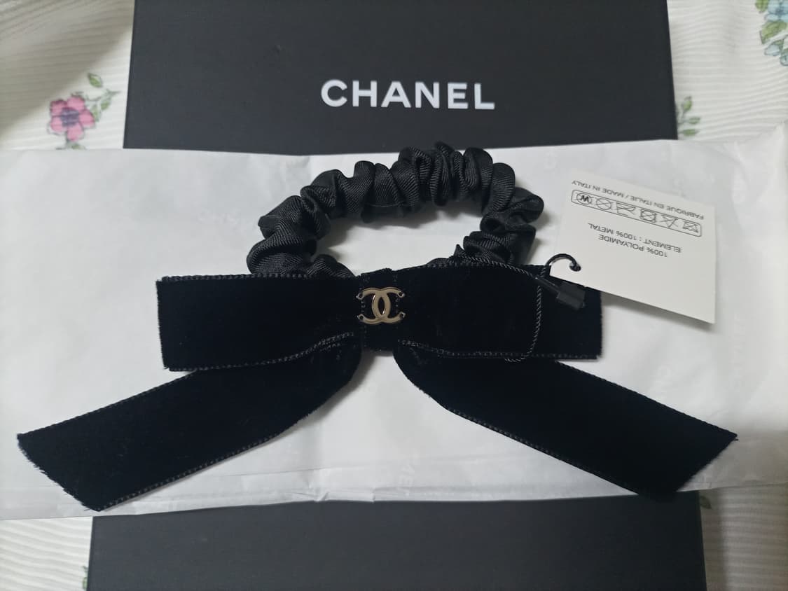 새상품) 정품 샤넬 벨벳 리본헤어슈슈 헤어밴드 상품이미지1