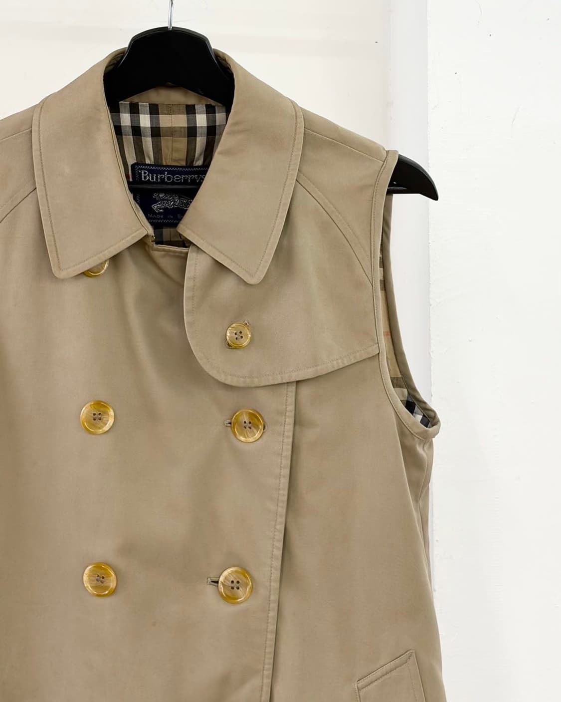 버버리 베이지 더블 브레스티드 슬리브리스 트렌치 코트 상품이미지3