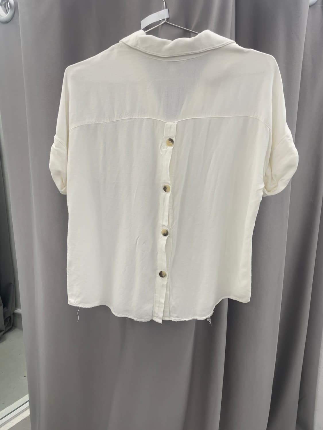백 오픈 버튼 반팔 블라우스 상품이미지4