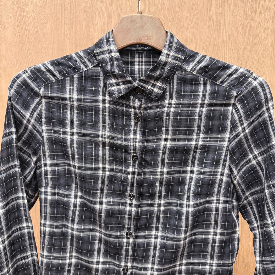 버버리 런던 클래식 체크 셔츠 버튼업 카라 패턴 디테일 슬림핏 블랙 상품이미지4