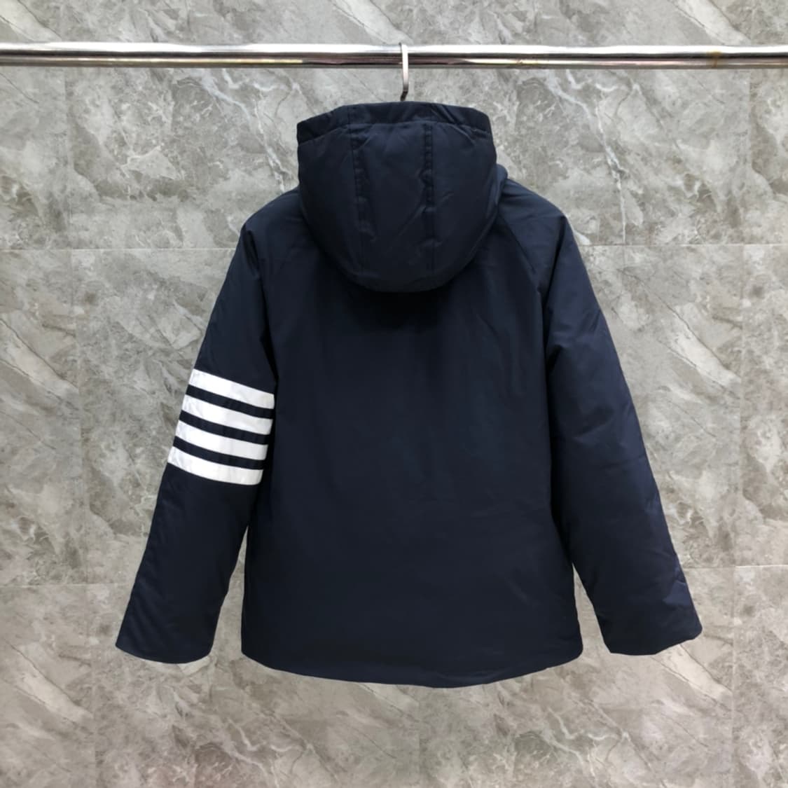 톰브라운 매트 나일론 사선 다운 코트 네이비 상품이미지2