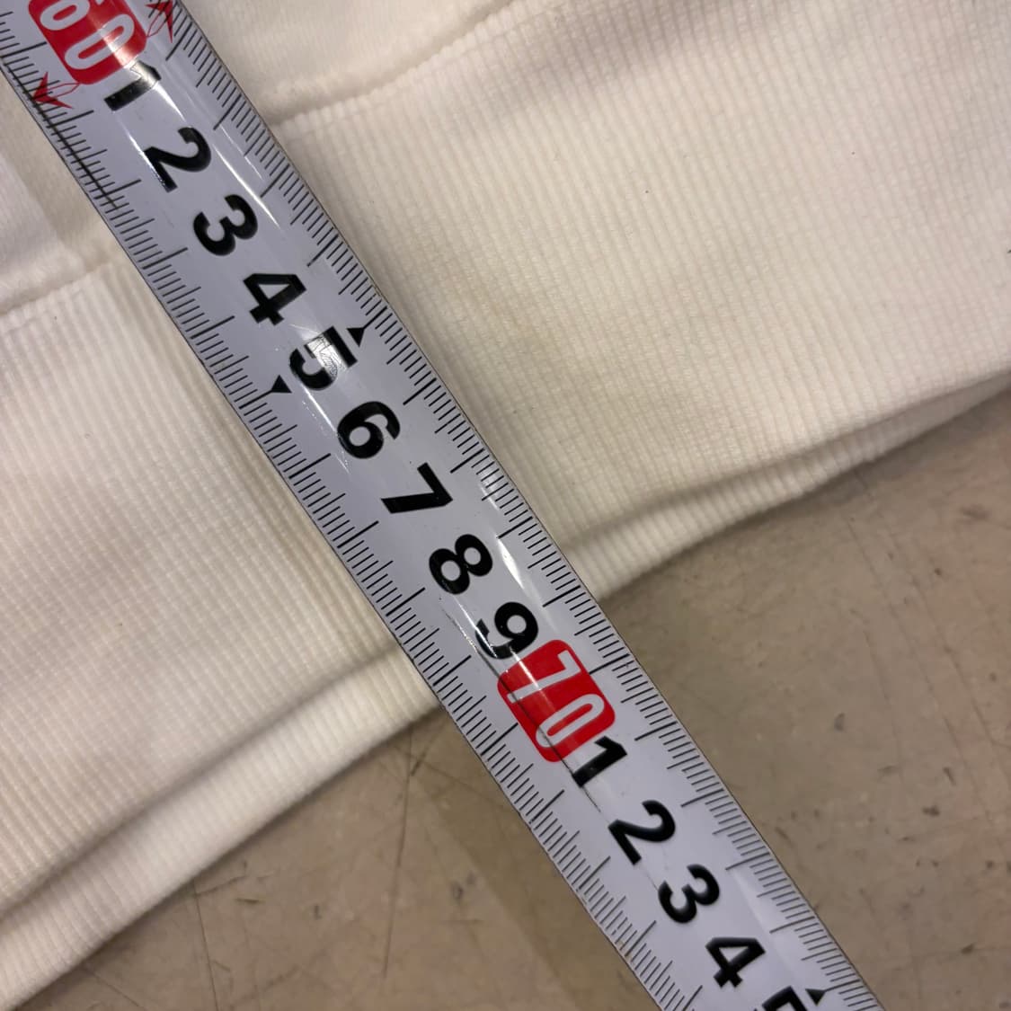 타미 힐피거 화이트 스몰로고 맨투맨 상품이미지4