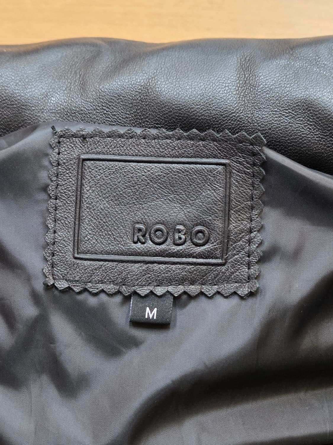 ROBO 브랜드의 검정색 레더 패딩 조끼입니다. 겉은 가죽, 안감은 패딩 상품이미지3