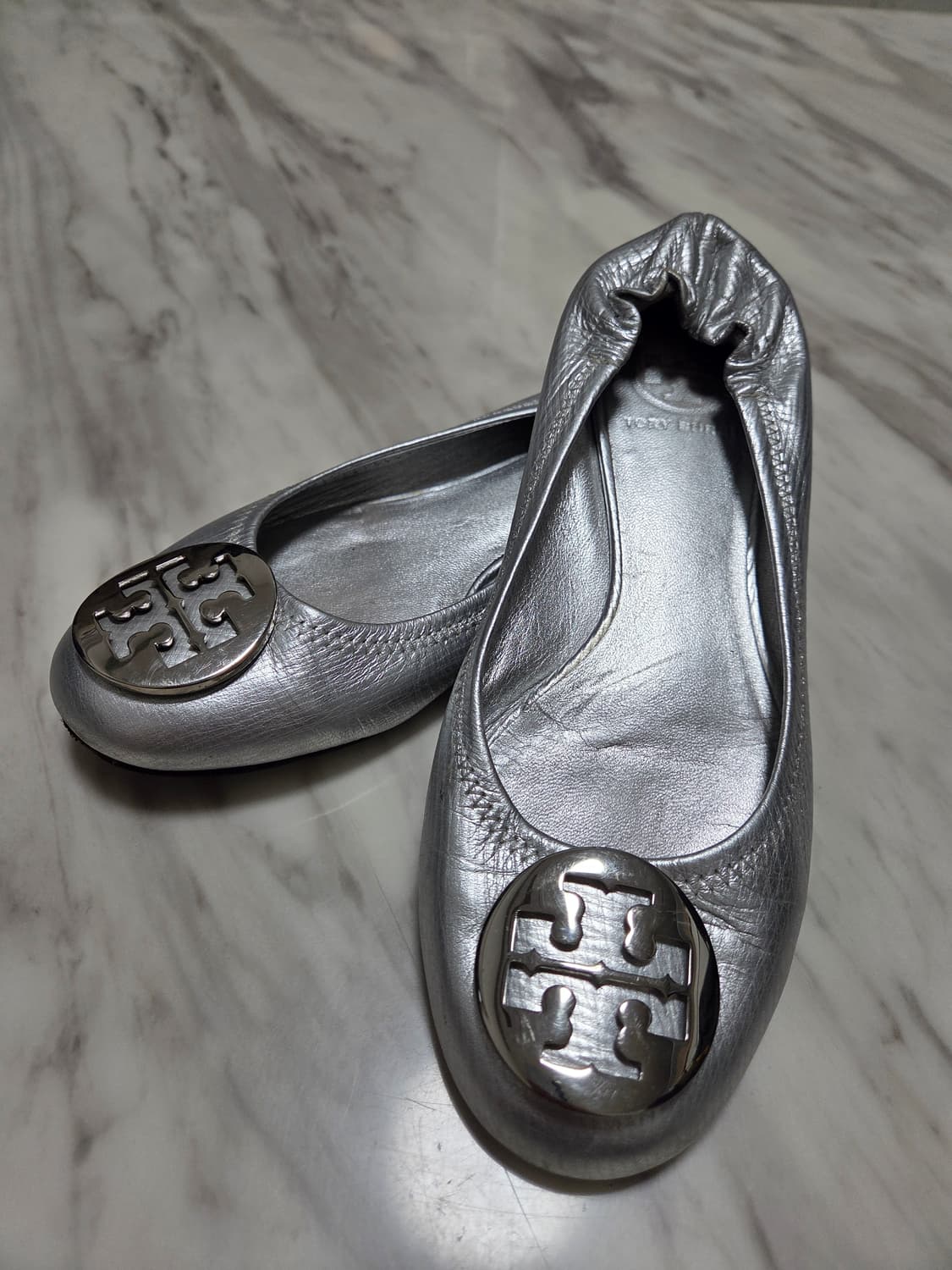 토리버치 메탈릭 실버 플랫슈즈 상품이미지1