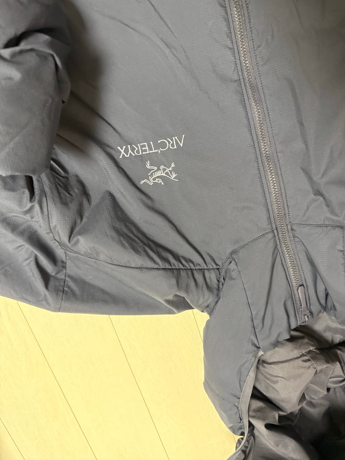 아크테릭스 아톰 L 사이즈 블랙사파이어 자수로고 버전 상품이미지5