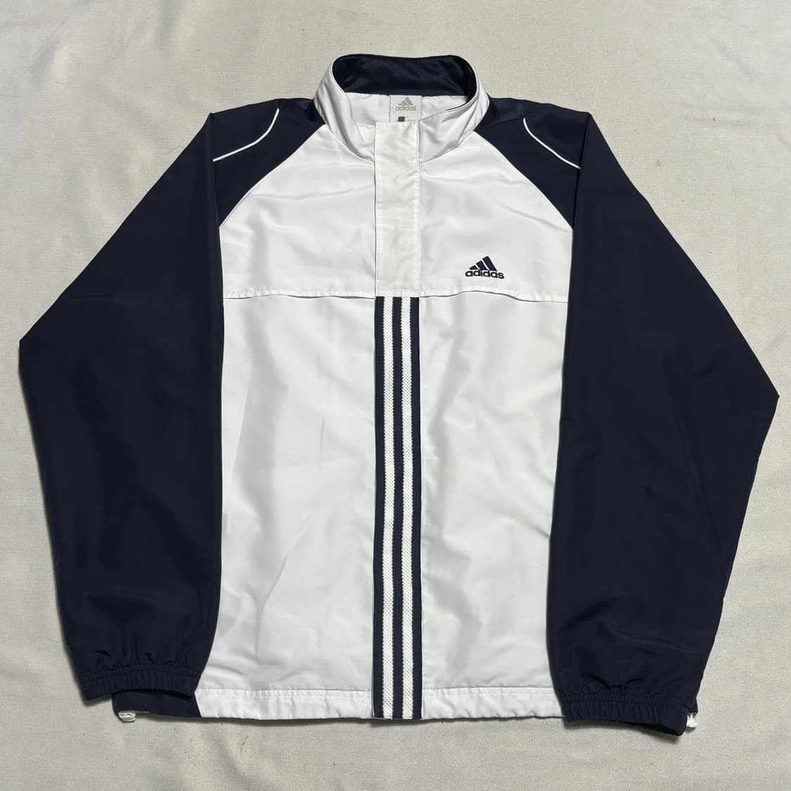 105 아디다스 올드스쿨 화이트 네이비 배색 바람막이 상품이미지2