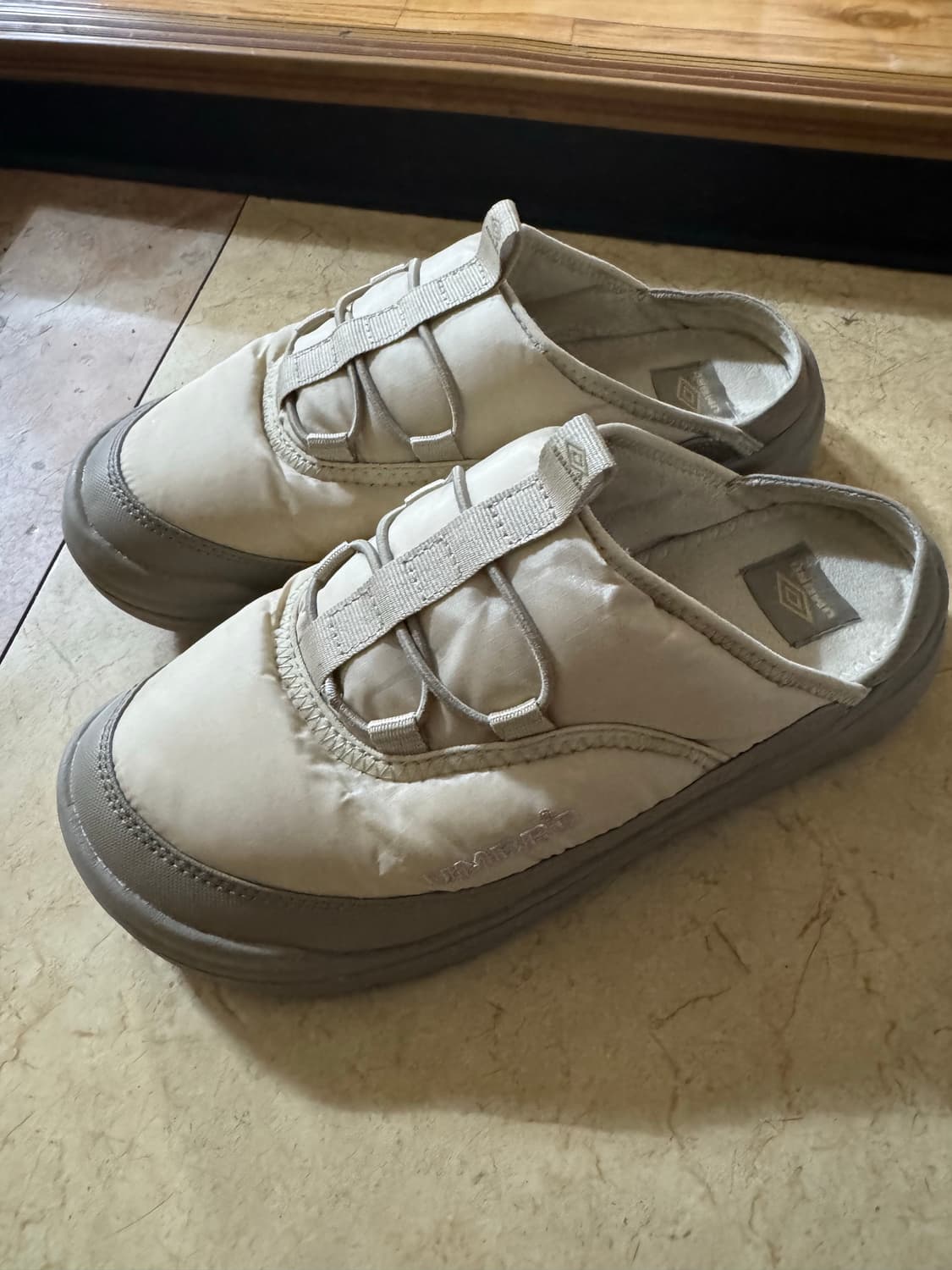 엄브로 패딩 슬리퍼 상품이미지1