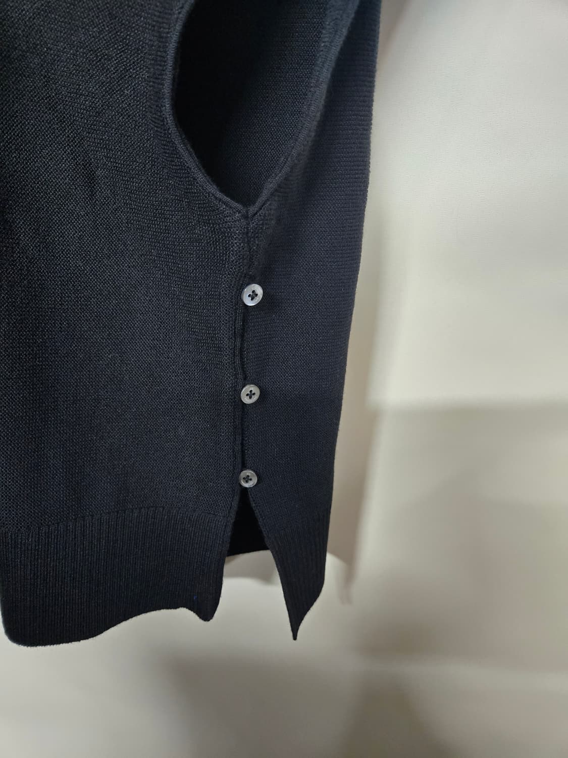 LMARMUNG 우아뭉  브이넥 니트 조끼 블랙 S95 상품이미지3