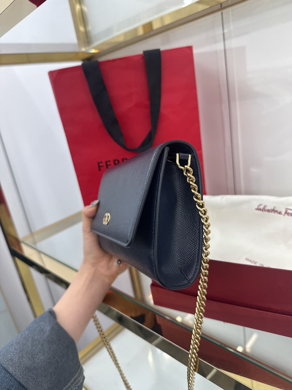 페레가모 네이비 체인크로스백 상품이미지2