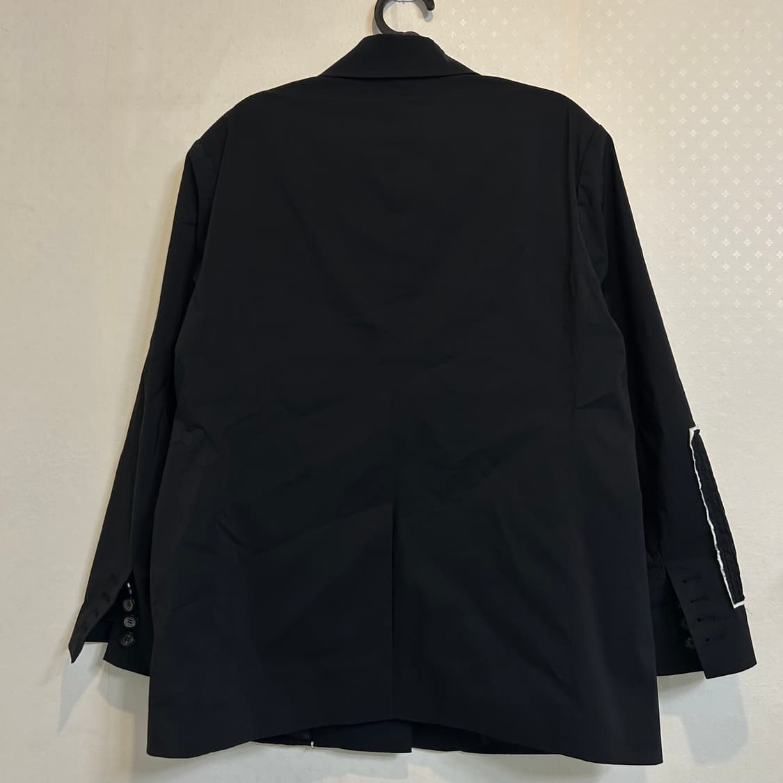 마뗑킴 스티치 링클 포인트 자켓 인 블랙  상품이미지8