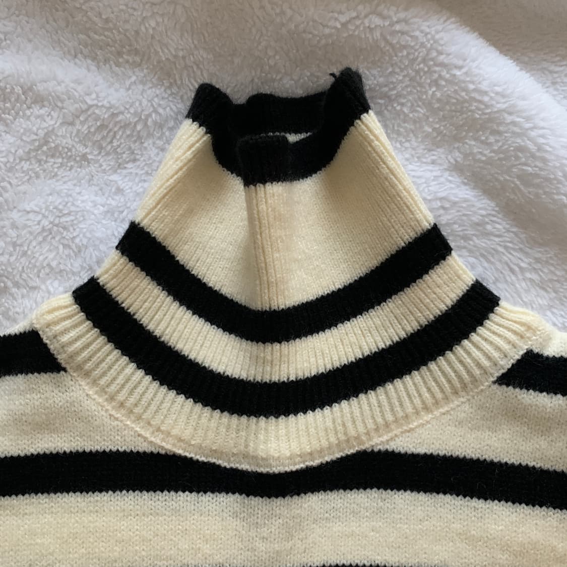 스트라이프 옆트임 루즈핏 터틀넥 니트 상품이미지6