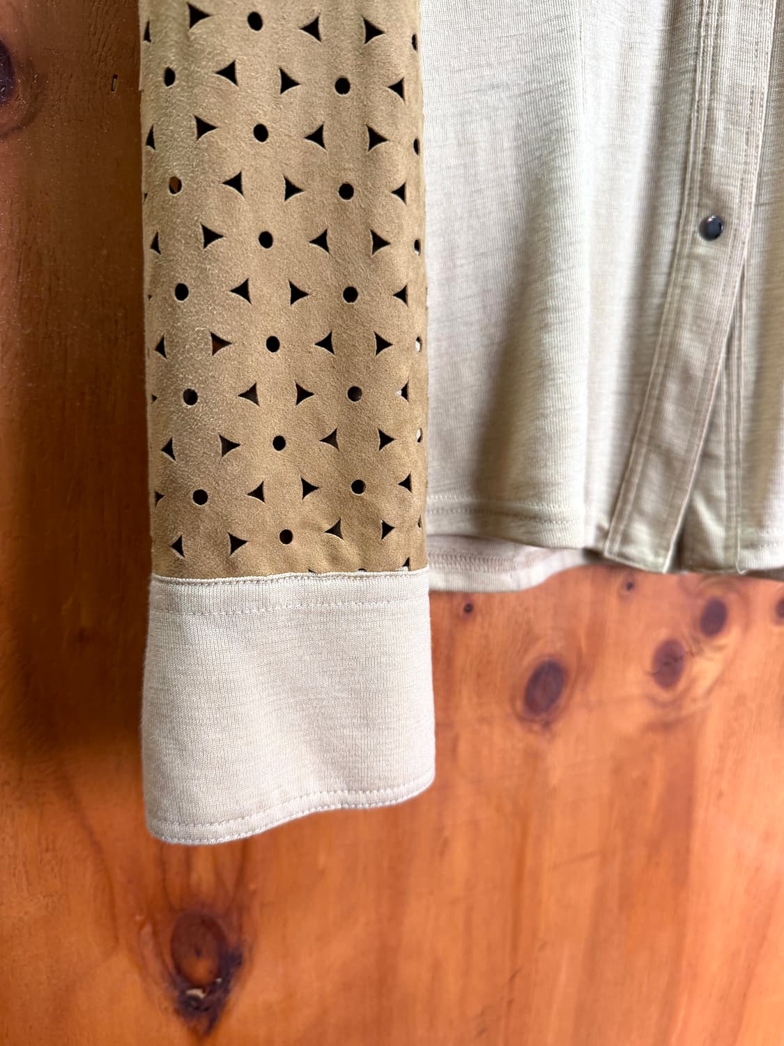 APPARUE Laser-Cut Detail Mixed Shirt 상품이미지4
