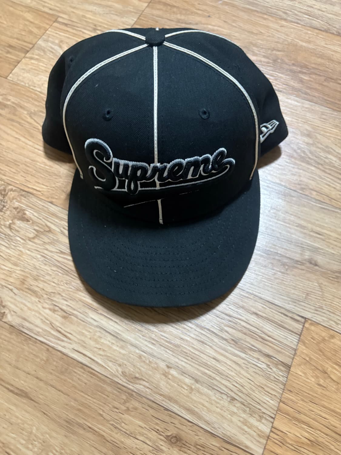 슈프림 뉴에라 7 3/4 사이즈 블랙 상품이미지1