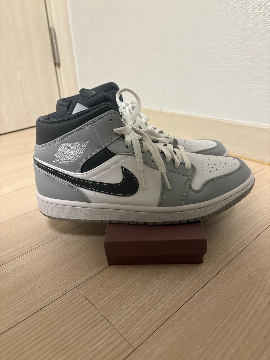 나이키 조던1 미드라이트스모크  상품이미지3