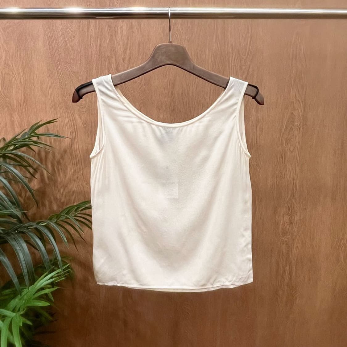 구찌 슬리브리스 블라우스 와이드 라운드넥 무지 디테일 레귤러핏 아이보리 상품이미지1