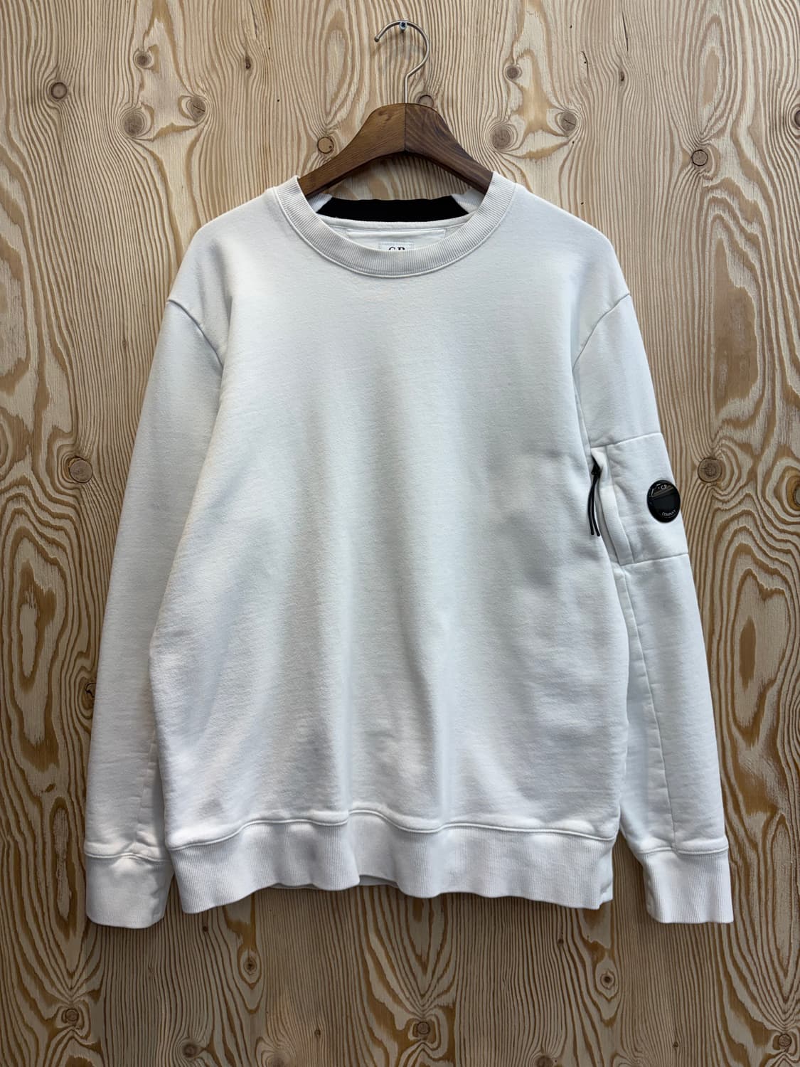 C.P. 컴퍼니 다이애그널 레이즈드 렌즈 와펜 맨투맨 상품이미지1