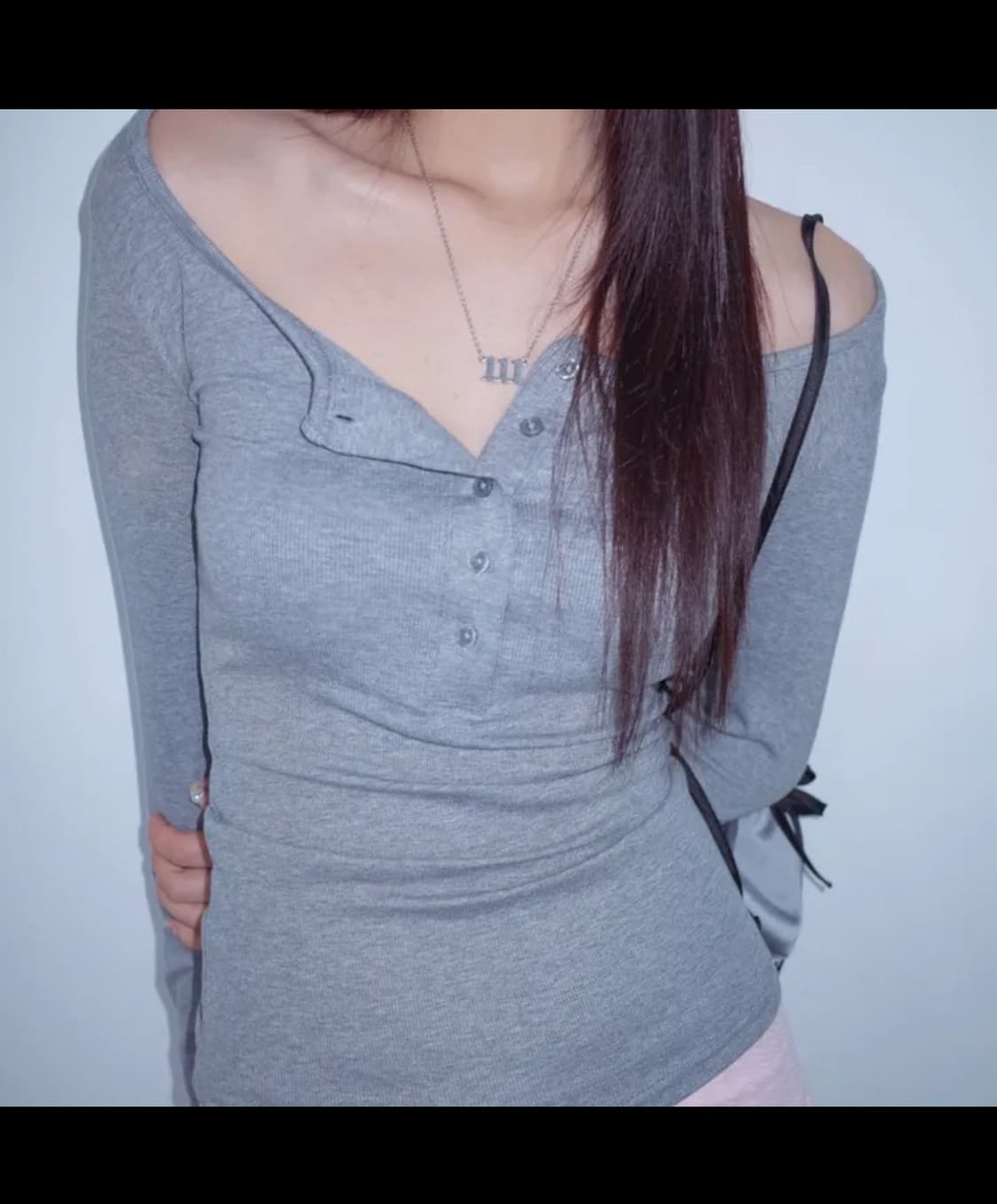 위위미유 딥 유넥 버튼 슬림티 상품이미지2