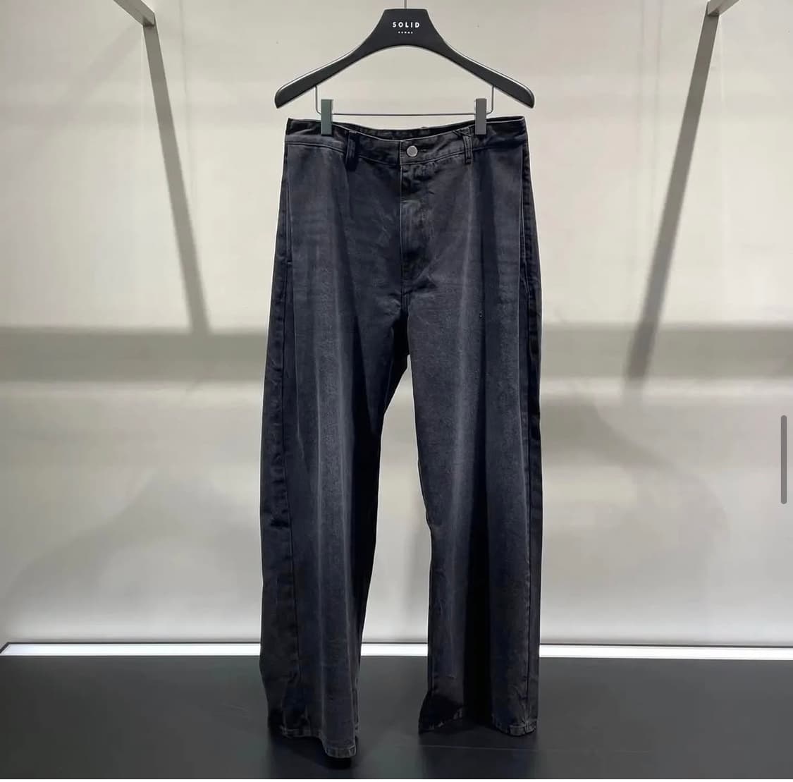 솔리드옴므 24FW 사이드 턱 데님 팬츠 블랙 48 상품이미지1